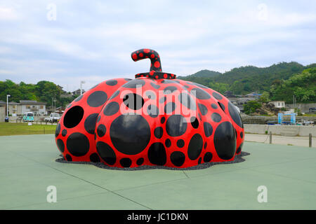 Yayoi Kusama Rosso di zucca in Naoshima Miyanoura Port Foto Stock