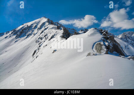 Bel cielo azzurro con le nuvole che passa oltre il Kackar montagne coperte di neve Foto Stock