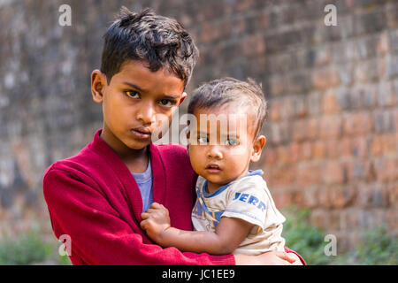 Ritratti di due bambini i ragazzi in Cina bazar delle baraccopoli zona Foto Stock