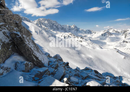 Vista di una vallata soleggiata in Kackar montagne, Turchia Foto Stock