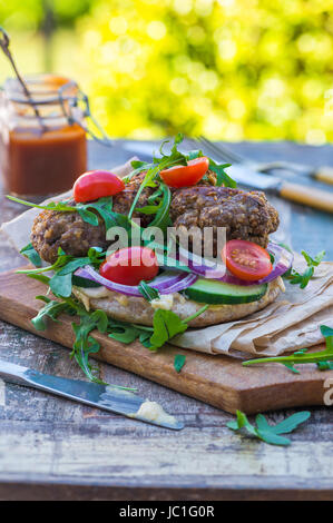 Stile turco agnello kofta con rucola insalata di lattuga e houmus su pane pitta Foto Stock