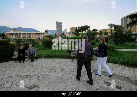 Tirana, Albania, la gente del posto in una zona verde nel centro di Tirana Foto Stock