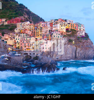 Manarola villaggio di pescatori in una spettacolare tempesta di vento. Manarola è uno dei cinque famosi paesini delle Cinque Terre (Nationa park), sospesi tra mare e terra sulle rocce a strapiombo su Wild Waves. Foto Stock