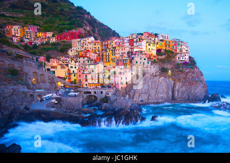 Manarola villaggio di pescatori in una spettacolare tempesta di vento. Manarola è uno dei cinque famosi paesini delle Cinque Terre (Nationa park), sospesi tra mare e terra sulle rocce a strapiombo su Wild Waves. Foto Stock