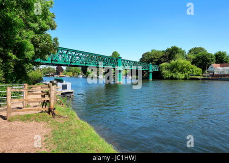 Verde in acciaio verniciato ponte sul Fiume Tamigi a Bourne fine. Foto Stock