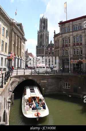 In barca sul canale che passa sotto la trafficata piazza Stadhuisbrug con City Hall (Stadhuis) nel centro di Utrecht, Paesi Bassi. Sullo sfondo la chiesa del Duomo Torre. Foto Stock