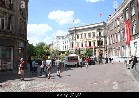 Occupato Stadhuisbrug quadrato con Utrecht City Hall (Stadhuis) nel centro storico di Utrecht, Paesi Bassi. In background Winkel Van Sinkel. Foto Stock