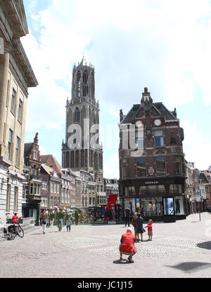 Occupato Stadhuisbrug quadrato con Utrecht City Hall (Stadhuis) nel centro storico di Utrecht, Paesi Bassi. Sullo sfondo iconico Dom Chiesa torre. Foto Stock