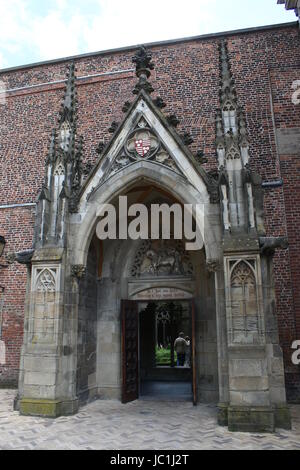 Cancello di ingresso ai giardini botanici e cortile interno (Pandhof) della gotica Chiesa del Duomo o San Martin's Cathedral, Utrecht, Paesi Bassi Foto Stock