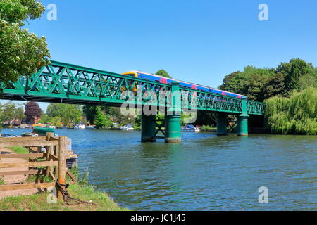 Verniciato di verde ponte in acciaio sul Tamigi a Bourne End con un treno che attraversa il ponte sul suo modo di Bourne End.. Foto Stock