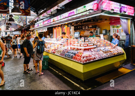Barcellona, Spagna - Agosto 05, 2016: frutta fresca per la vendita nel mercato di Barcellona (Mercat de Sant Josep de la Boqueria), un grande mercato pubblico e a Turi Foto Stock