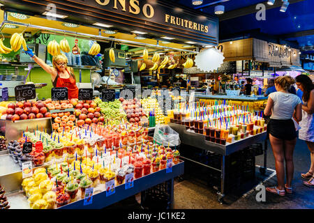 Barcellona, Spagna - Agosto 05, 2016: Fresco succo naturale di frutta per la vendita nel mercato di Barcellona (Mercat de Sant Josep de la Boqueria), un vasto pubblico marke Foto Stock