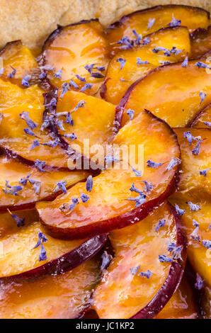Pesche noci tarte con lavanda e miele Foto Stock