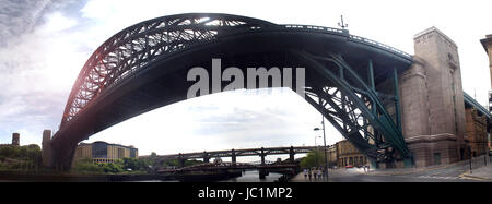 Distorto panorama di Newcastle Gateshead quayside Foto Stock