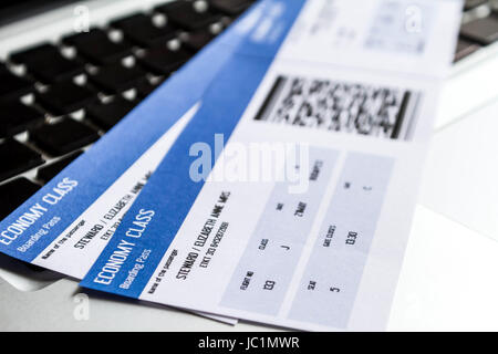 Biglietti aerei sulla tastiera di un computer portatile Foto Stock