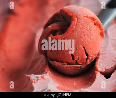 In casa organica frutta fragola gelato scoop, raccolto fuori di un contenitore Foto Stock