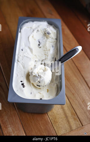 Organico in casa di gelato alla vaniglia scoop, raccolto fuori di un contenitore Foto Stock