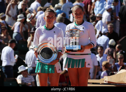 Il lettone tennista Jelena Ostapenko e Rumeno tennista Simona Halep stanno celebrando il loro trofeo dopo la finale del WTA Open di Francia del Roland Garros su giu 10, 2017 a Parigi, Francia. Credito: YAN LERVAL/AFLO/Alamy Live News Foto Stock
