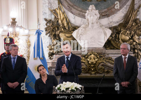 Buenos Aires, Argentina. 12 Giugno, 2017. Argentina del Presidente Mauricio Macri (C) eroga un discorso durante la cerimonia di giuramento nella cerimonia del nuovo ministro argentino degli Affari Esteri Jorge Faurie in Buenos Aires, capitale dell'Argentina, il 12 giugno 2017. Argentina di nome Jorge Faurie come suo nuovo ministro degli affari esteri lunedì, come si è impegnato a fornire "continuità" nella sua gestione del ruolo. Credito: Martin Zabala/Xinhua/Alamy Live News Foto Stock