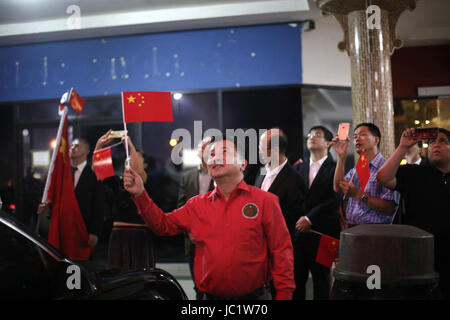 Panama City, Panama. 12 Giugno, 2017. La gente guarda i fuochi d'artificio durante la celebrazione dello stabilimento di relazioni diplomatiche tra la Cina e il Panama in Panama City, Panama, 12 giugno 2017. Presidente panamense Juan Carlos Varela ha annunciato il 12 giugno 2017 in un discorso teletrasmesso che la Repubblica di Panama e la Repubblica popolare di Cina hanno stabilito relazioni diplomatiche. Credito: Mauricio Valenzuela/Xinhua/Alamy Live News Foto Stock