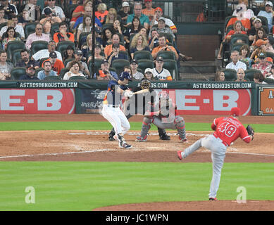 Houston, Texas, Stati Uniti d'America. 11 Giugno, 2017. Norichika Aoki (Astros) MLB : Norichika Aoki degli Houston Astros colpisce un singolo per la sua carriera di duemila colpito nella sesta inning durante il Major League Baseball gioco contro il Los Angeles gli angeli di Anaheim al Minute Maid Park a Houston, Texas, Stati Uniti . Credito: AFLO/Alamy Live News Foto Stock