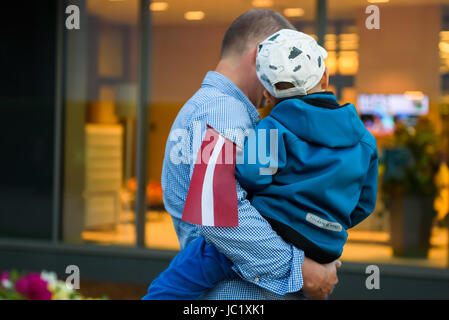 Riga, Lettonia. 12 Giugno, 2017. Le ventole sono in attesa di Jelena Ostapenko, chi arriva nella città natale di Riga, Lettonia. Riga International Airport. Credito: Gints Ivuskans/Alamy Live News Foto Stock