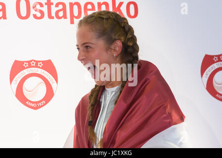 Riga, Lettonia. 12 Giugno, 2017. 12.06.2017. Jelena Ostapenko, francese vincitore Open 2017 arriva nella città natale di Riga, Lettonia. Riga International Airport. Credito: Gints Ivuskans/Alamy Live News Foto Stock