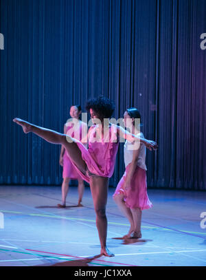 Londra, Regno Unito. 12 Giugno, 2017. Anne Teresa De Keersmaeker/Roasa & Ictus presente pioggia a Sadler è bene. Credito: Danilo Moroni/Alamy Live News Foto Stock