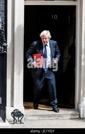 Londra, Regno Unito. Il 13 giugno 2017. Segretario di Stato per gli affari esteri Boris Johnson lascia la riunione del gabinetto al n. 10 di Downing Street. Foto: immagini vibranti/Alamy Live News Foto Stock