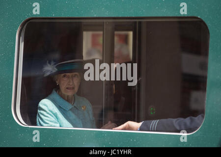 Slough, Regno Unito. Xiii Giugno, 2017. I membri della famiglia reale, preparatevi a viaggiare con la regina da Slough a Londra Paddington su Great Western Railway treno, ricreando il primo storico viaggio per ferrovia da un monarca realizzato dalla Regina Vittoria il 13 giugno 1842. Credito: Mark Kerrison/Alamy Live News Foto Stock