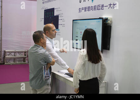 Shanghai, Cina. Xiii Giugno, 2017. Un espositore colloqui con i visitatori presso l'Associazione Nazionale delle emittenti televisive (NAB) mostra a Shanghai, Cina orientale, Giugno 13, 2017. Come una delle attività del 2017 Shanghai International Film e TV Festival, il NAB Show Shanghai ha attirato più di 150 aziende. Credito: Du Natalino/Xinhua/Alamy Live News Foto Stock