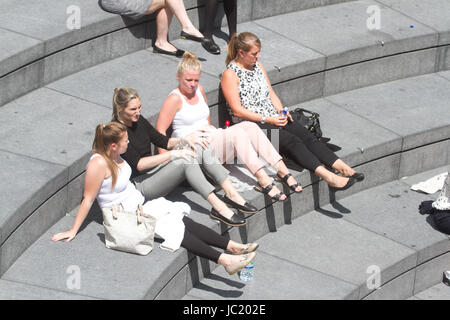 Londra, Regno Unito. Xiii Giugno, 2017. Le persone che si godono il sole e un clima caldo e su Londra Riverside su una calda giornata di sole a Londra Credito: amer ghazzal/Alamy Live News Foto Stock