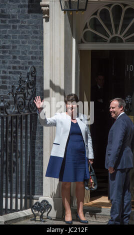 A Downing Street, Londra, Regno Unito. Xiii Giugno, 2017. DUP leader Arlene Foster arriva a Downing Street con l' Irlanda del Nord MP Nigel Dodds incontri con il Primo Ministro Theresa Maggio. Credito: Malcolm Park/Alamy Live News. Foto Stock