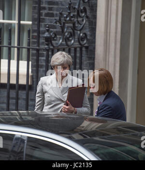 A Downing Street, Londra, Regno Unito. Xiii Giugno, 2017. PM Theresa Maggio Parte per Parigi dopo una giornata di riunioni di gabinetto e i colloqui con i leader DUP Arlene Foster. Credito: Malcolm Park/Alamy Live News. Foto Stock