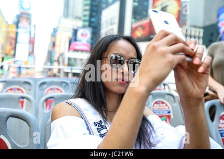 New York, Stati Uniti. Xiii Giugno, 2017. Kára McCullough Miss Stati Uniti durante un bus tour delle attrazioni di Manhattan nella città di New York negli Stati Uniti martedì, 13 Credito: Brasile Photo Press/Alamy Live News Foto Stock