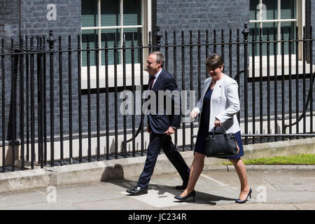 Londra, Regno Unito. Il 13 giugno 2017. Arlene Foster, leader del DUP e Nigel Dodds MP arrivano al n. 10 di Downing Street per le discussioni tra il DUP e il Partito conservatore come Primo Ministro Theresa Maggio cerca di formare un governo con l aiuto del democratico partito unionista di dieci sedi di Westminster. Foto: immagini vibranti/Alamy Live News Foto Stock