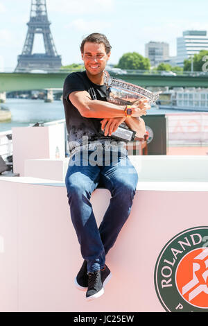 Parigi, Francia. Nadal ha vinto gli Open di Francia uomini singoli match finale contro Stan Wawrinka della Svizzera il giorno prima, completando il "la Decima' il suo decimo uomini singles titolo al Roland Garros. 12 Giugno, 2017. Rafael Nadal (ESP) Tennis : Rafael Nadal di Spagna pone con il trofeo durante un servizio fotografico nei pressi della Torre Eiffel a Parigi, Francia. Nadal ha vinto gli Open di Francia uomini singoli match finale contro Stan Wawrinka della Svizzera il giorno prima, completando il "la Decima' il suo decimo uomini singles titolo al Roland Garros . Credito: AFLO/Alamy Live News Foto Stock