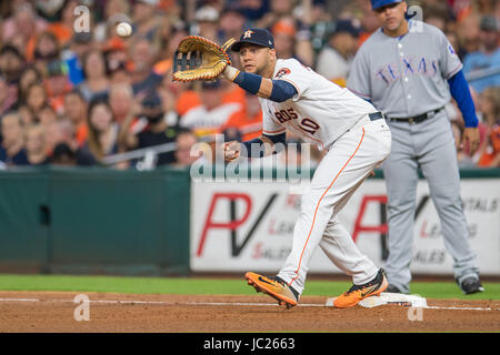 Houston, TX, Stati Uniti d'America. Xiii Giugno, 2017. Houston Astros primo baseman Yuli Gurriel (10) registra un fuori durante un Major League Baseball gioco tra Houston Astros e Texas Rangers al Minute Maid Park a Houston, TX. Il Rangers ha vinto il gioco 4-2.Trask Smith/CSM/Alamy Live News Foto Stock