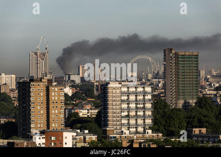 Londra, Regno Unito. 14 Giugno, 2017. Enorme incendio presso Grenfell Torre visto da sud-est di Londra © Guy Corbishley/Alamy Live News Foto Stock