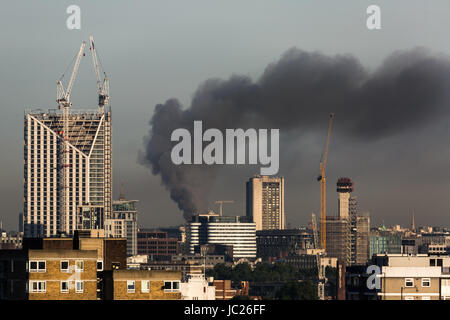 Londra, Regno Unito. 14 Giugno, 2017. Enorme incendio presso Grenfell Torre visto da sud-est di Londra © Guy Corbishley/Alamy Live News Foto Stock