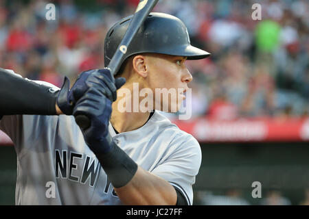 Anaheim, California, USA. Xiii Giugno, 2017. Giugno 13, 2017: New York Yankees diritto fielder Aaron giudice #99 occhi la brocca nel gioco tra i New York Yankees e Los Angeles gli angeli di Anaheim, Angel Stadium di Anaheim, CA, fotografo: Pietro Joneleit Credito: Cal Sport Media/Alamy Live News Foto Stock