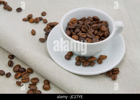 Kaffeetasse voller Kaffeebohnen Foto Stock