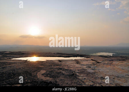 Vista del paesaggio rurale da Pidurungala rock nei pressi di Sigiriya Lion Rock fortezza in Sri Lanka Foto Stock