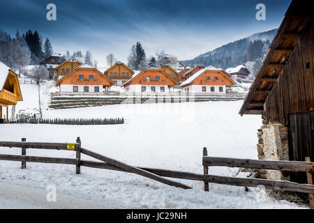 Bella cittadina alle Alpi inverno Foto Stock