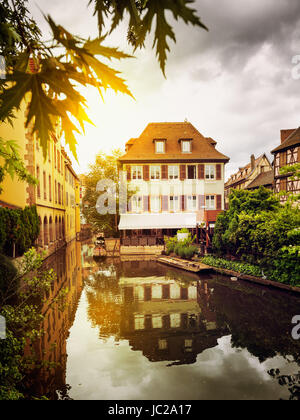 Petit venezia in Colmar città vecchia con metà case con travi di legno, Alsazia, Francia. Tonica in colori caldi Foto Stock