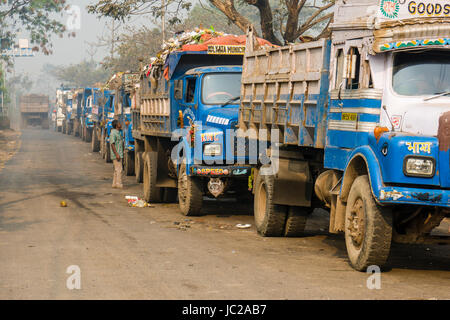 I carrelli caricati con immondizia sono in attesa in linea per immettere dhapa garbage dump Foto Stock