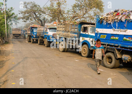 I carrelli caricati con immondizia sono in attesa in linea per immettere dhapa garbage dump Foto Stock