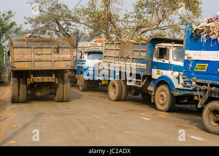 I carrelli caricati con immondizia sono in attesa in linea per immettere dhapa garbage dump Foto Stock