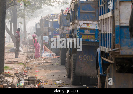 I carrelli caricati con immondizia sono in attesa in linea per immettere dhapa garbage dump Foto Stock