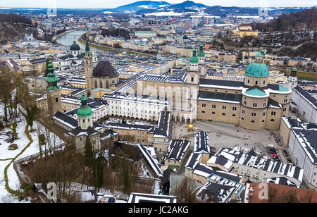 Bella vista aerea sul vecchio cit Salzburg al giorno nuvoloso Foto Stock